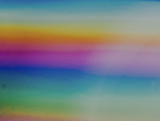 Mónica Loya: La pittrice messicana che cattura la fragilità emotiva con tratti surrealisti