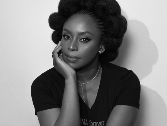 Chimamanda Ngozi Adichie: la donna che ci ha insegnato il pericolo di una storia unica